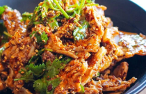 涼拌雞架創(chuàng)業(yè)大熱！獨特口味秘笈，小吃新寵如何火爆全城？