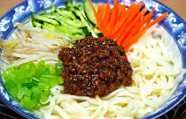 老北京炸醬面如何煥新？平衡傳統(tǒng)與創(chuàng)新，吸引年輕人竟有秘訣！