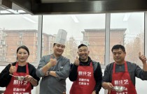 「錫紙燒，落地成功」出攤就排隊，老板直呼：忙瘋了！