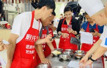 「旋轉(zhuǎn)小火鍋」開店成功！餐餐爆滿，一月回本！