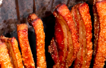 想學(xué)脆皮五花肉？脆皮五花肉技術(shù)培訓(xùn)哪家好？輕松學(xué)會，開店生意火爆！