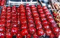 你知道哪里能學(xué)正宗冰糖葫蘆嗎？ 培訓(xùn)課程火爆引爆市場(chǎng)！ 手把手教你創(chuàng)業(yè)必備技藝！