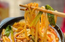 砂鍋米線：正宗美味的學(xué)習(xí)之路