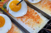 鍋巴飯小吃擺攤創(chuàng)業(yè)：如何在市場(chǎng)中脫穎而出，學(xué)會(huì)這幾招讓生意火爆！