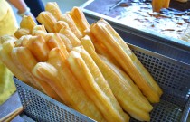 早餐油條軟脆配方大揭秘！掌握這5個關(guān)鍵點，新手也能輕松做出黃金油條！