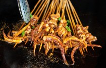 鐵板燒烤的做法：讓燒烤更添風(fēng)味，熱氣騰騰的美味