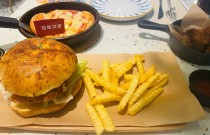 雞胸肉做漢堡包怎么腌制？掌握這幾招，口感鮮嫩又多汁！