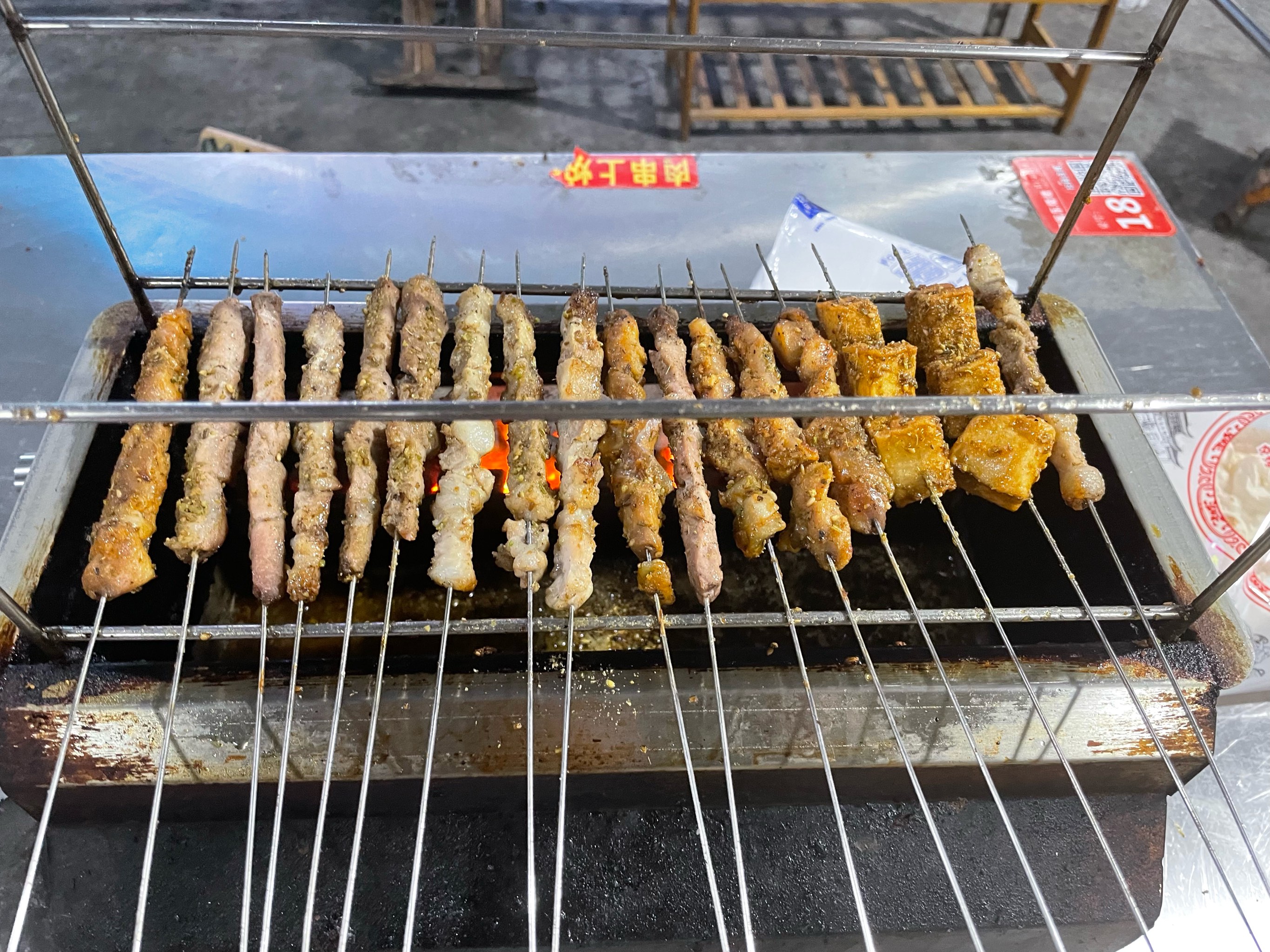 想靠燒烤創(chuàng)業(yè)？從技術學習到小吃車經(jīng)營全攻略