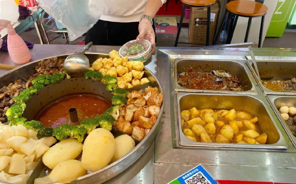 學校餐飲項目大揭秘：如何選擇適合校園的小吃項目？