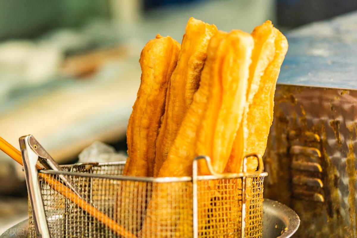 早餐油條軟脆配方大揭秘！掌握這5個(gè)關(guān)鍵點(diǎn)，新手也能輕松做出黃金油條！