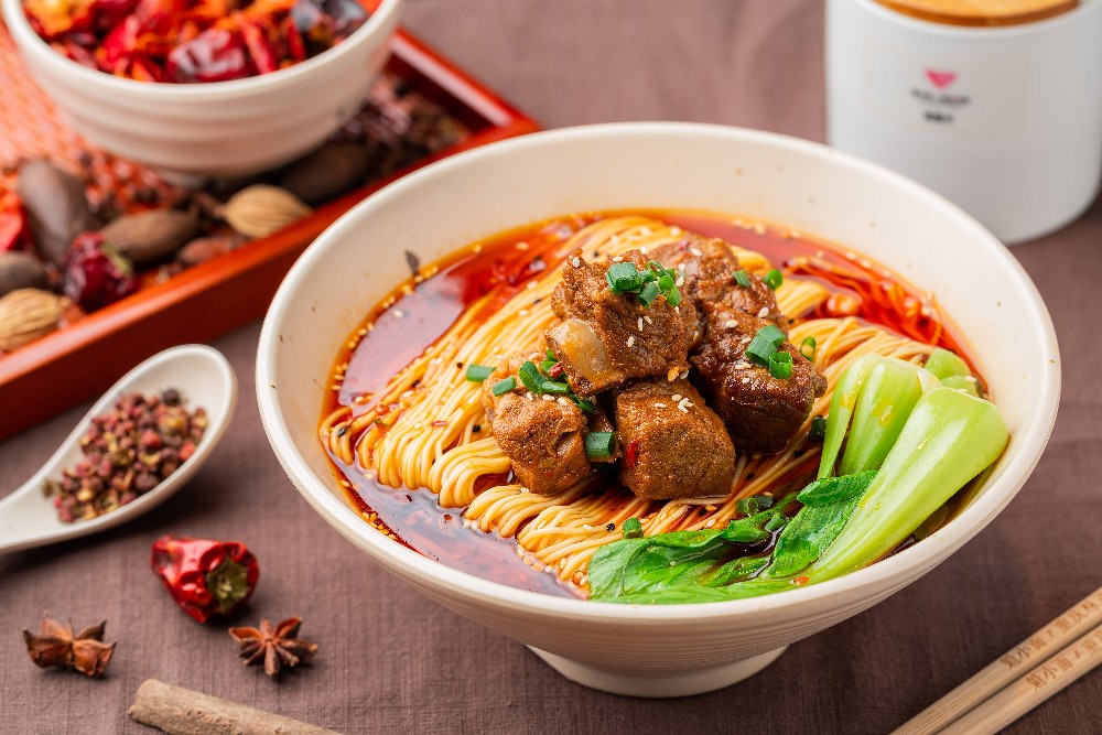 重慶小面的做法和配方你還不會(huì)？這碗面能月入兩萬(wàn)，學(xué)會(huì)了立馬能出攤！