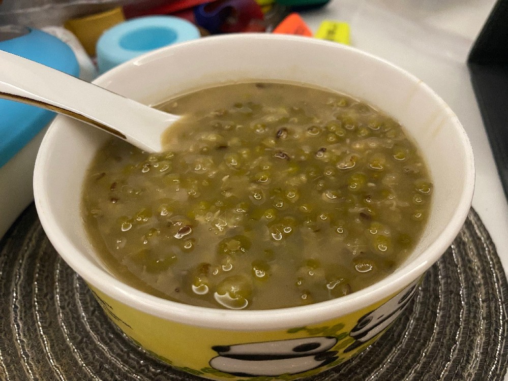 8 斤綠豆做冰鎮(zhèn)綠豆沙，100 多杯快速售罄