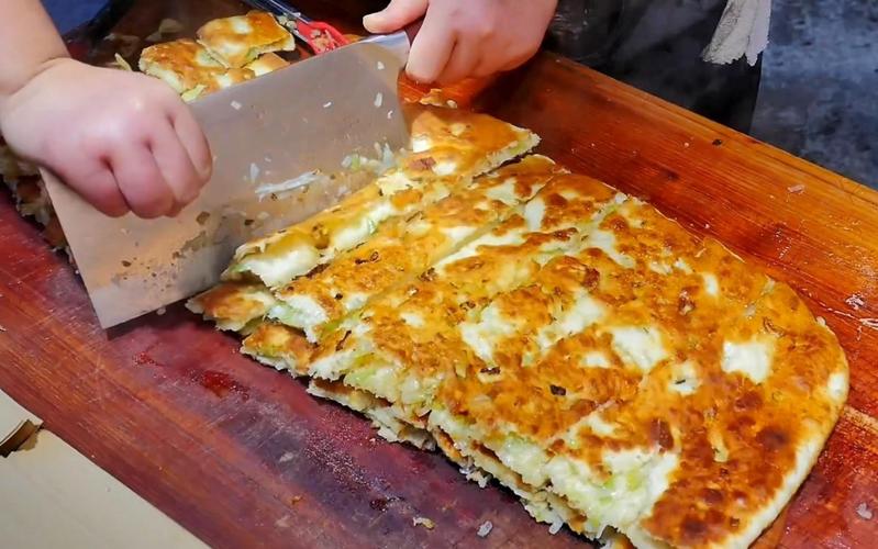 街上賣(mài)的蔥花大餅做法？外酥里軟有秘訣，學(xué)會(huì)輕松做出地道風(fēng)味！